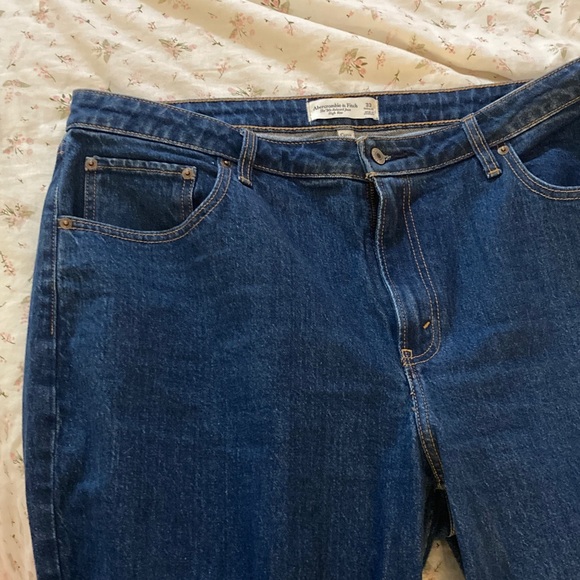 Abercrombie & Fitch 90’s Relaxed Jean High Rise - Picture 3 of 3